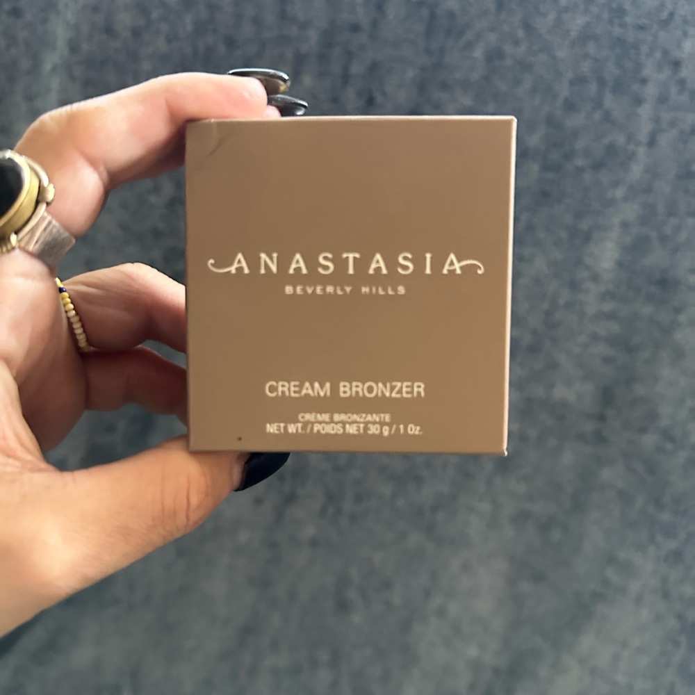 Anastasia, cream contour, color Amber